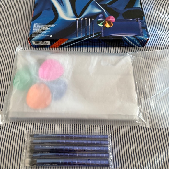 Brand new MAC travel size makeup brush set with bag - Picture 1 of 4
